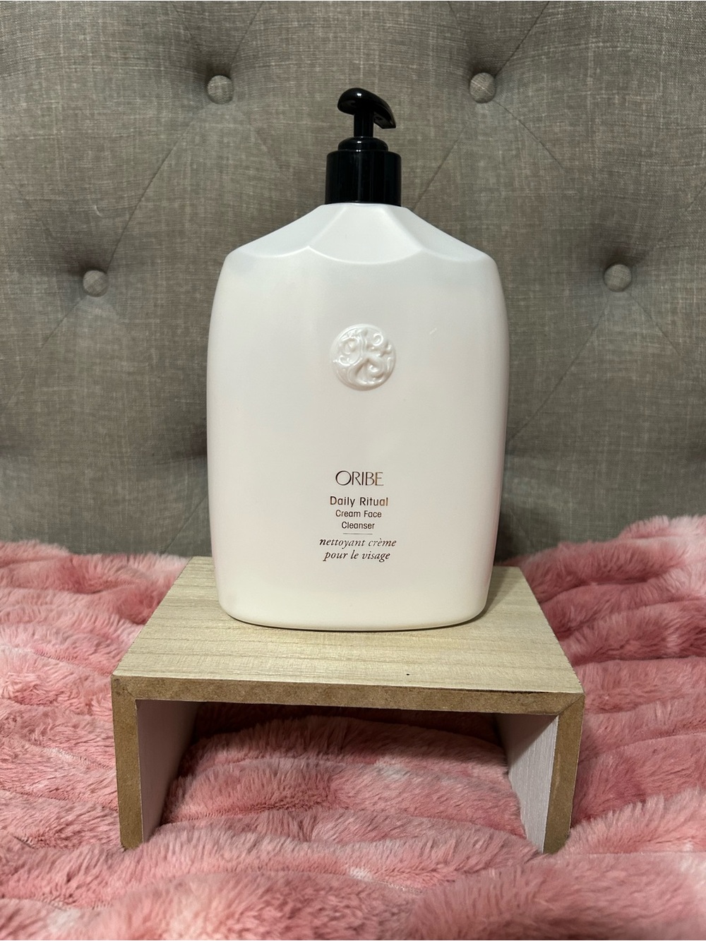 Oribe Daily Ritual Cream Face Cleanser — White with Black Pump